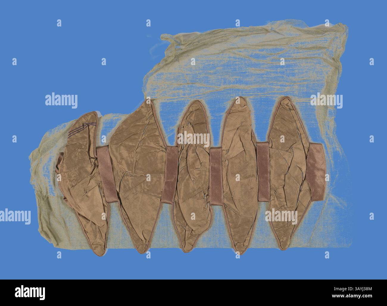 Una serie di pezzi in tessuto allungati disposti in un motivo curvo, che mostrano texture intricate e un vivace sfondo blu che ne esalta forme e colori unici. Campione (Dress trimming), 1815/35, Inghilterra o Francia, Francia, seta, tessuti semplici e seta, tessuti in raso, cuciti, con spallamento di lino (?), intrecci semplici, dimensioni, montaggio su cotone, tessitura semplice, dimensioni, 33,34 x 43,18 cm (13 1/8 x 17 pollici) Arte classica con un tocco moderno reinventata da Artotop Foto Stock