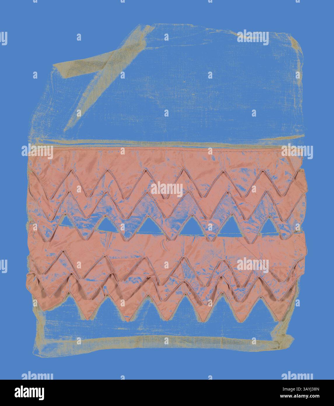 Il tessuto testurizzato presenta un audace motivo a zigzag nelle tonalità del rosa, su uno sfondo blu brillante, creando un contrasto visivo sorprendente. Campione (Dress trimming), 1815/35, Inghilterra o Francia, Francia, seta, tessiture semplici e seta, tessiture macchiate, cucite, spallate di lino, tessiture semplici, dimensioni, cotone(?) battuta, montata su cotone, tessitura semplice, dimensioni, 50,48 x 40,64 cm (19 7/8 x 16 pollici) Arte classica con un tocco moderno reinventata da Artotop Foto Stock