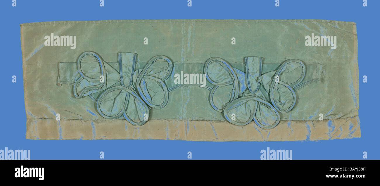 Un tessuto delicato presenta anse e fiocchi intricati, che sfoggiano uno splendido design tessile con una texture liscia e fluida e una delicata lucentezza. Lo sfondo azzurro esalta l'eleganza dei motivi. Campione (Dress trimming), 1815/35, Inghilterra o Francia, Francia, seta, tessitura semplice, applicazione con seta, tessitura semplice e seta, tessitura in raso, interfoderata con cotone, tessitura semplice, bordata con cordonatura rivestita di seta, tessitura in raso, 19,69 x 56,52 cm (7 3/4 x 1/4 poll.) Arte classica con un tocco moderno reinventata da Artotop Foto Stock