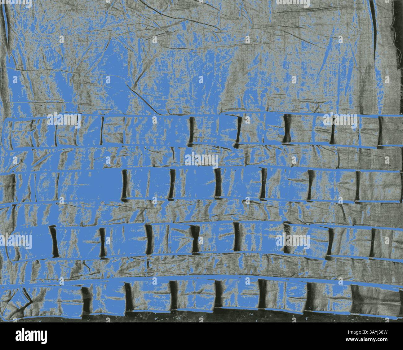 Un motivo astratto che presenta superfici a strati testurizzate in sfumature contrastanti di blu e grigio, creando un gioco visivo di linee e forme. Campione (Dress trimming), 1815/1835, Inghilterra o Francia, Francia, cotone, tessitura semplice, appliquéd con cotone, tessitura semplice, bordata con cordonatura rivestita di cotone, tessitura semplice, 38,1 x 39,05 cm (15 x 15 3/8 poll.) Arte classica con un tocco moderno reinventata da Artotop Foto Stock