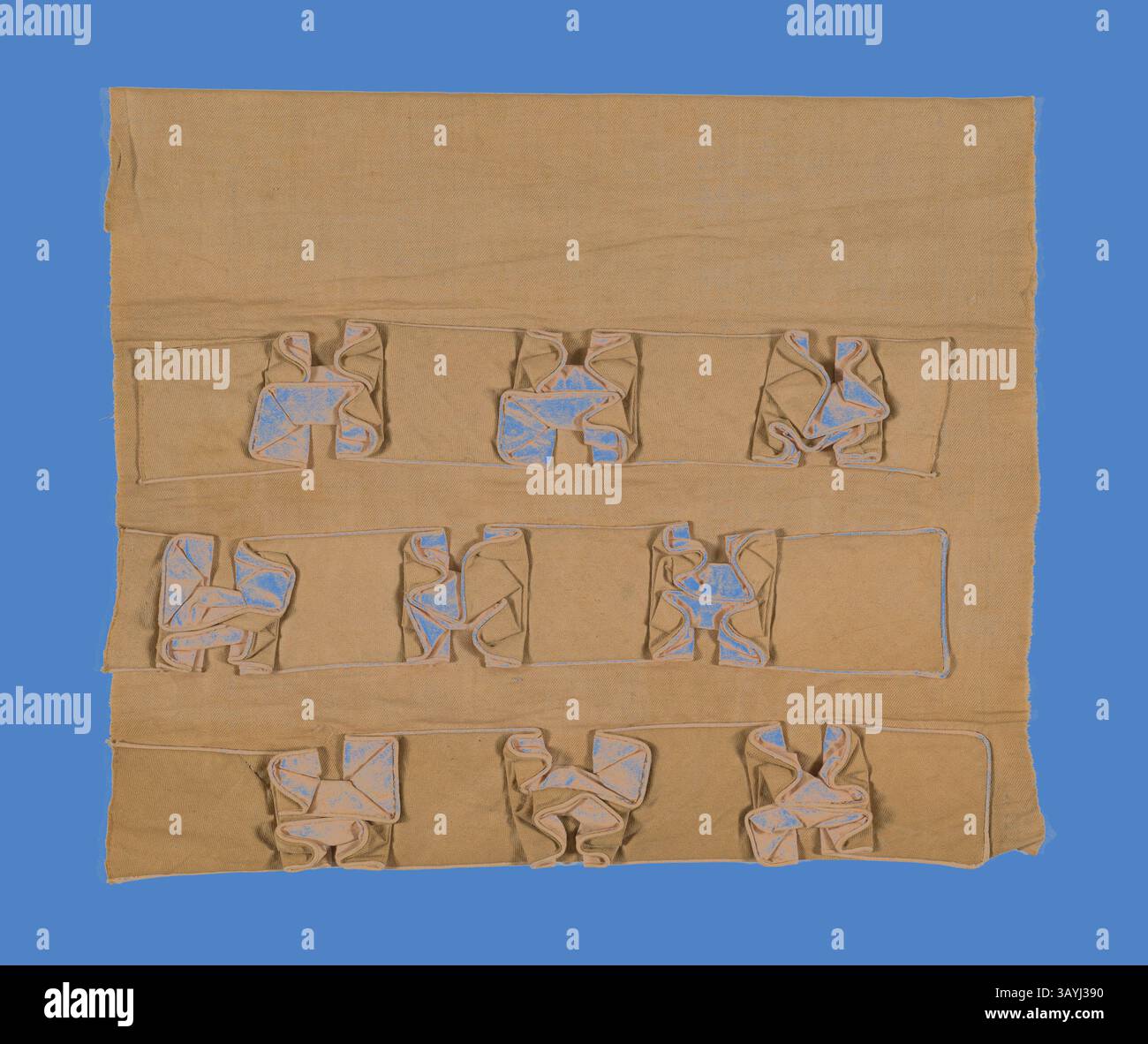 Un pezzo in tessuto testurizzato presenta una serie di pieghe disposte in modo ordinato, con accenni di sbirciatura blu. Il caldo sfondo abbronzato contrasta con gli elementi blu vibranti, creando un motivo visivamente accattivante che invita a un esame più attento. Campione (Dress trimming), 1815/35, Inghilterra o Francia, Francia, cotone, tessuto in twill, applicazione con cotone, tessuto in twill foderato con cotone, trama liscia, 31,12 x 37,78 cm (12 1/4 x 14 7/8 poll.) Arte classica con un tocco moderno reinventata da Artotop Foto Stock