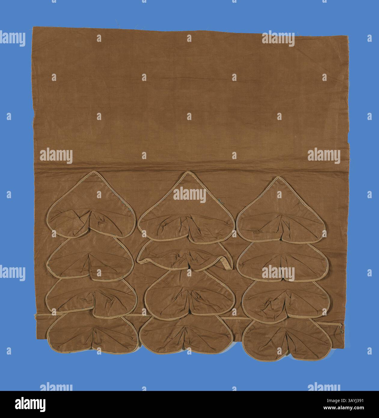 Un pezzo in tessuto con una serie di motivi a forma di cuore sovrapposti, tutti disposti in un motivo a griglia, su uno sfondo blu brillante. La trama e le pieghe del materiale aggiungono profondità al progetto. Campione (Dress trimming), 1815/35, Inghilterra o Francia, Francia, cotone, tessitura liscia, smaltata, calandra, appliquéd con trama liscia di cotone, bordata con cordonatura rivestita di cotone, tessitura liscia, smaltata, calandrata, bordata con cordonatura rivestita di cotone, tessitura liscia, smaltata, calanderizzata, 38,1 x 36,2 cm (15 x 14 1/4 poll.) Arte classica con un tocco moderno reinventata da Artotop Foto Stock