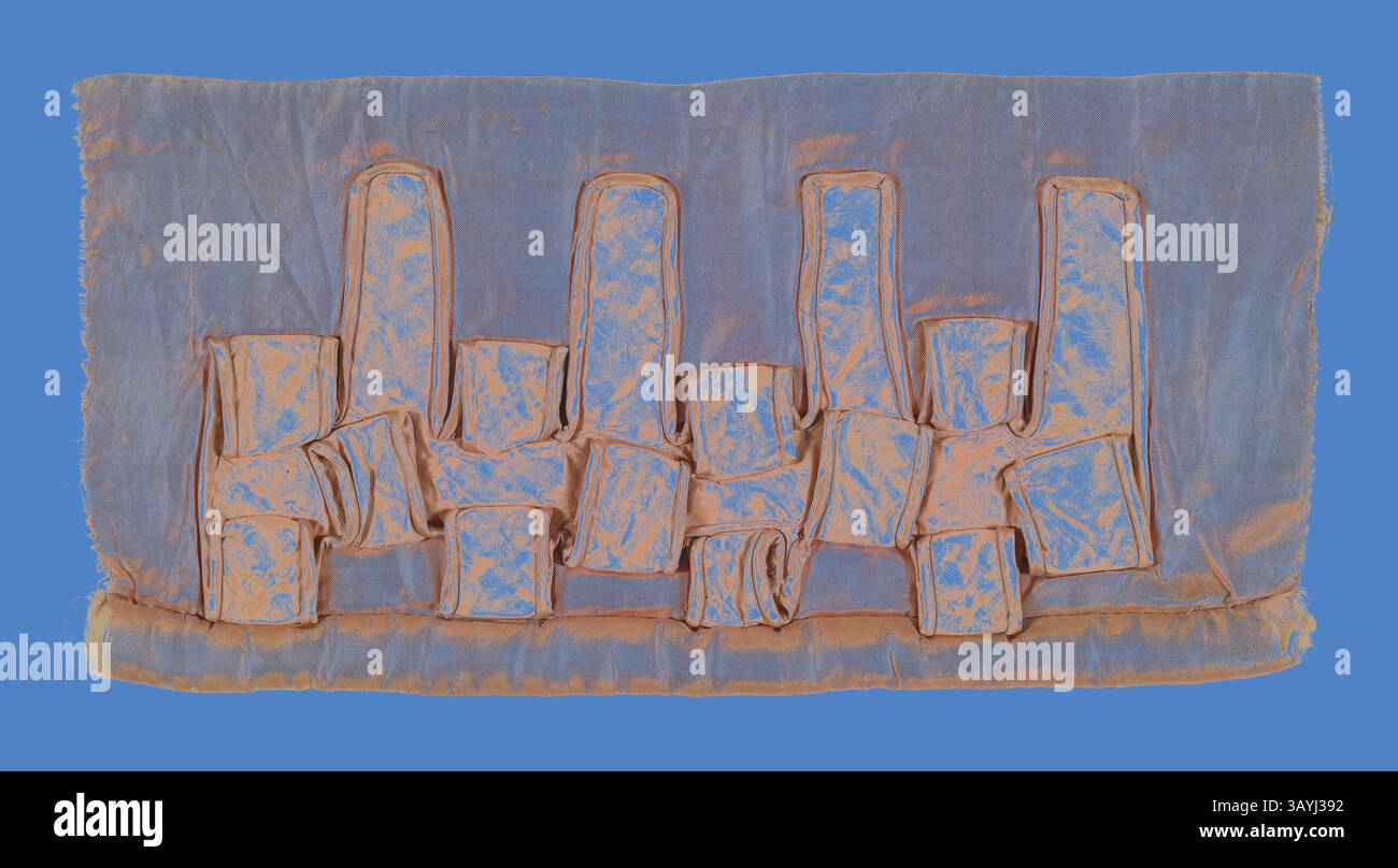 Una disposizione astratta delle forme del tessuto, caratterizzata da una serie di forme cilindriche sovrapposte e intersecanti, poste su uno sfondo blu brillante. La trama e le pieghe del tessuto creano un senso dinamico di movimento e profondità. Campione (Dress trimming), 1815/35, Inghilterra o Francia, Francia, seta, intreccio in twill, appliquéd con seta, intrecci semplici, bordato con cordonatura rivestita di seta, raso, orlo tornito e imbottito (cotone), 22,23 x 44,13 cm (8 3/4 x 17 3/8 poll.) Arte classica con un tocco moderno reinventata da Artotop Foto Stock