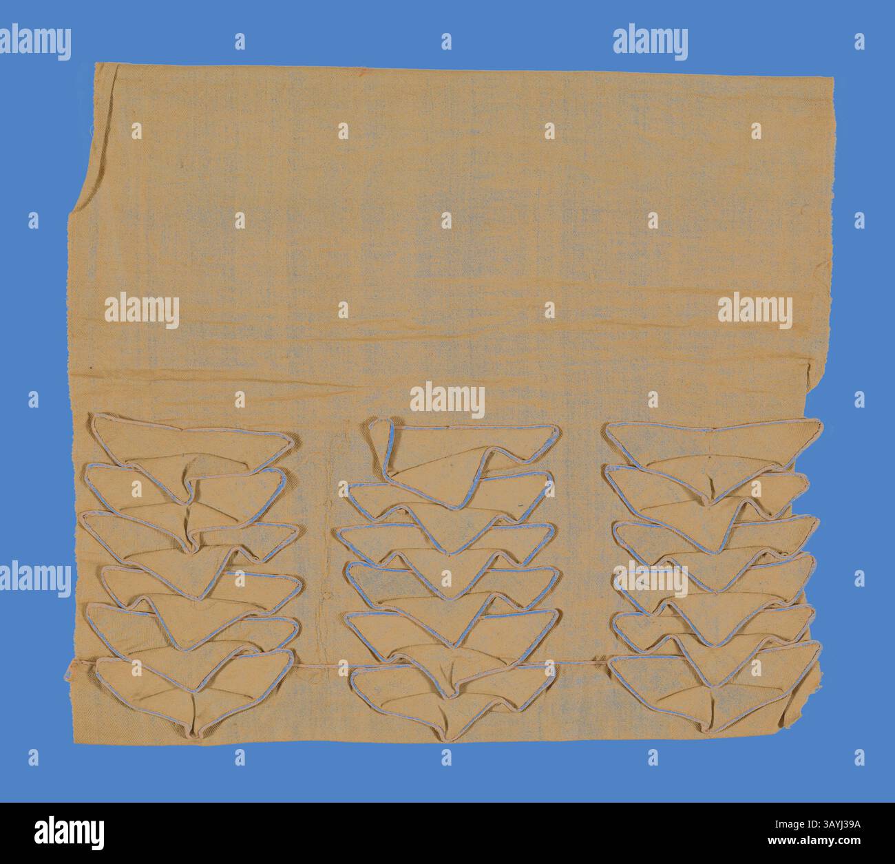 Un pezzo in tessuto caratterizzato da una serie di forme triangolari disposte ordinatamente in file, che presentano un motivo intricato. Il tessuto ha un colore caldo e delicato che contrasta con lo sfondo. Campione (Dress trimming), 1815/1835, Inghilterra o Francia, Francia, cotone, intreccio in twill, bordato con cotone, tessuto liscio, applicazione con cotone, intrecci in twill, bordato con cotone, intrecci semplici, 36,83 x 35,56 cm (14 1/2 x 14 poll.) Arte classica con un tocco moderno reinventata da Artotop Foto Stock
