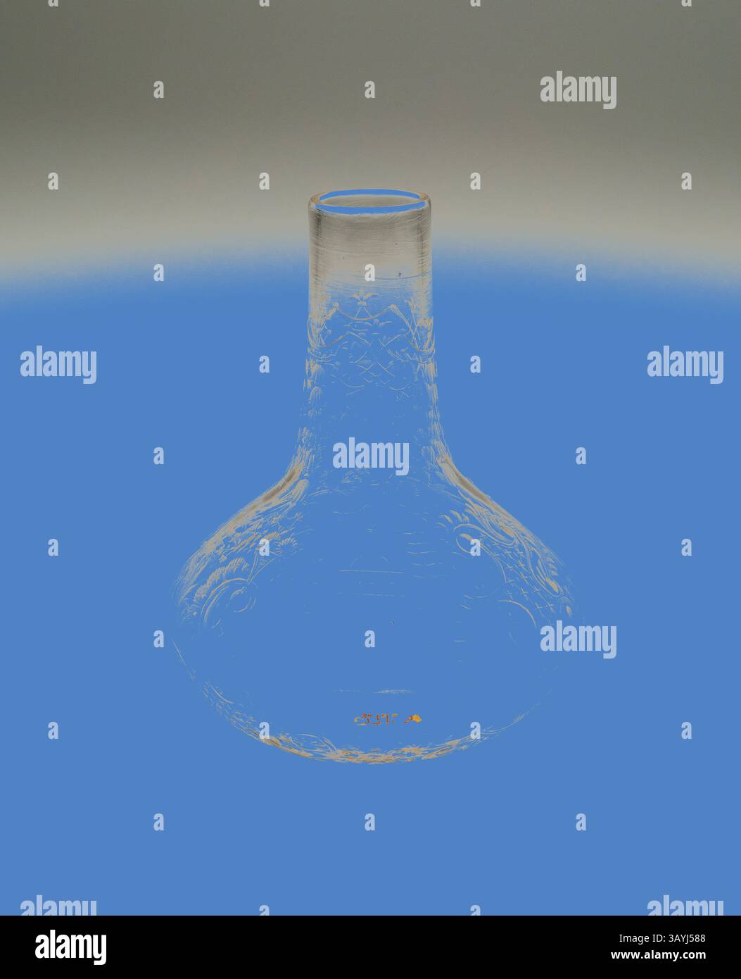 Una fiasca di vetro dal design complesso con un motivo finemente dettagliato sulla superficie, caratterizzata da un collo stretto e una base più ampia, su uno sfondo blu vibrante. Bottiglia, metà del XVIII secolo, Boemia, Repubblica Ceca, Boemia, vetro, H. 13,3 cm (1/4 poll.) Arte classica con un tocco moderno reinventata da Artotop Foto Stock