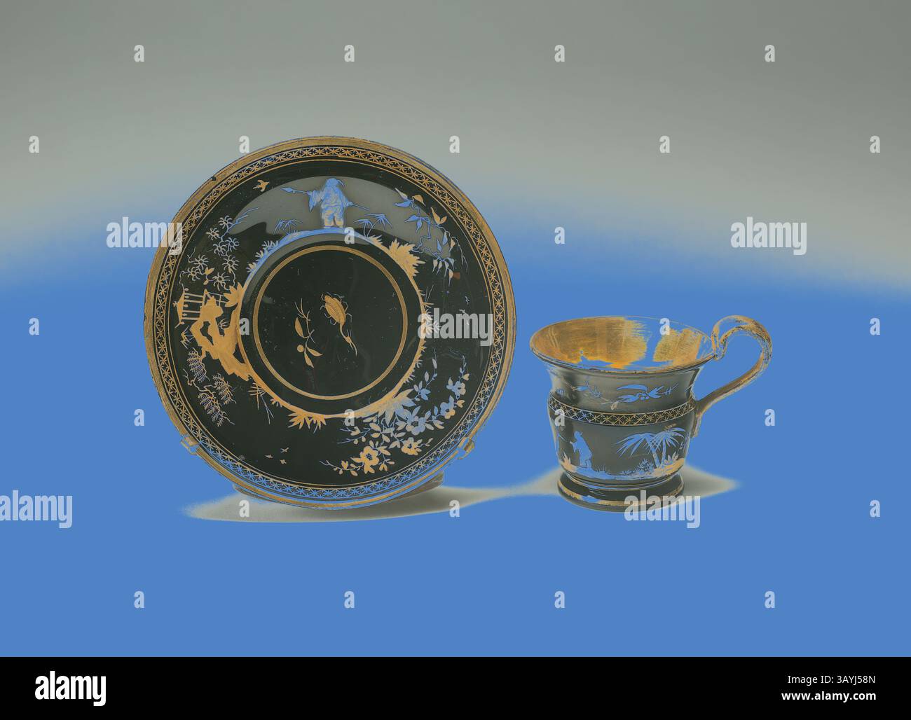 Elegante piatto e coppa in porcellana, entrambi decorati con intricate decorazioni oro e blu con delicati motivi floreali e ornati da uccelli, su uno sfondo morbido e sfumato. Cup and Saucer, c. 1825, Boemia, Repubblica ceca, Boemia, vetro, nero, soffiato e dorato, coppa: 8,4 x 8,6 cm (3 5/16 x 3/8 pollici) Arte classica con un tocco moderno reinventata da Artotop Foto Stock