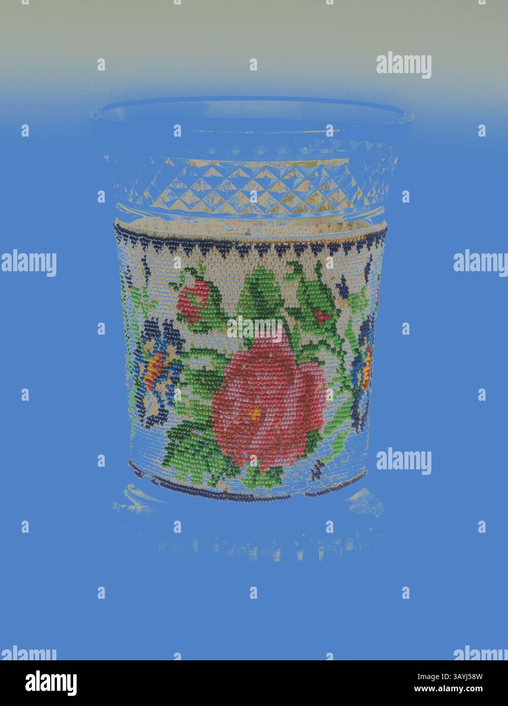 Un vetro splendidamente decorato con intricati cordoni caratterizzati da vivaci motivi floreali, che mostrano una splendida miscela di colori e artigianato. Becher con bordino, 1820/40, Boemia, Repubblica Ceca, Boemia, vetro, soffiato, tagliato e lucidato, incastonato in maniche di rose e padelle in perle di vetro colorate tessute su una rete di seta, 12,4 x 9,2 cm (4 7/8 x 3 5/8 poll.) Arte classica con un tocco moderno reinventata da Artotop Foto Stock