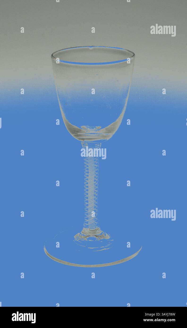 Un vetro delicato ed elegantemente realizzato con uno stelo sottile e una ciotola svasata, su uno sfondo morbido e sfumato. Wine Glass, metà del XVIII secolo, Inghilterra o Paesi Bassi, Inghilterra, vetro, 15,1 x 5,9 cm (15/16 x 5/16 pollici) Arte classica con un tocco moderno reinventata da Artotop Foto Stock