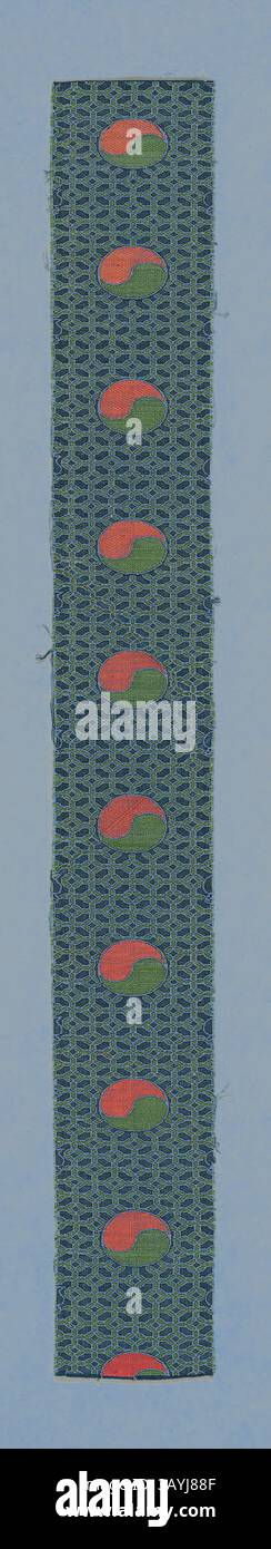 Una striscia decorativa in tessuto caratterizzata da un motivo ripetuto di piccole forme arancioni su sfondo verde testurizzato, che incarna un mix di design geometrico e contrasto di colore. Frammento, periodo Edo (1615-1868), 1701/25, Giappone, Brocaded Fancy satin, seta, 84,1 x 10,5 cm (33 1/4 x 1/8 pollici) Arte classica con un tocco moderno reinventata da Artotop Foto Stock