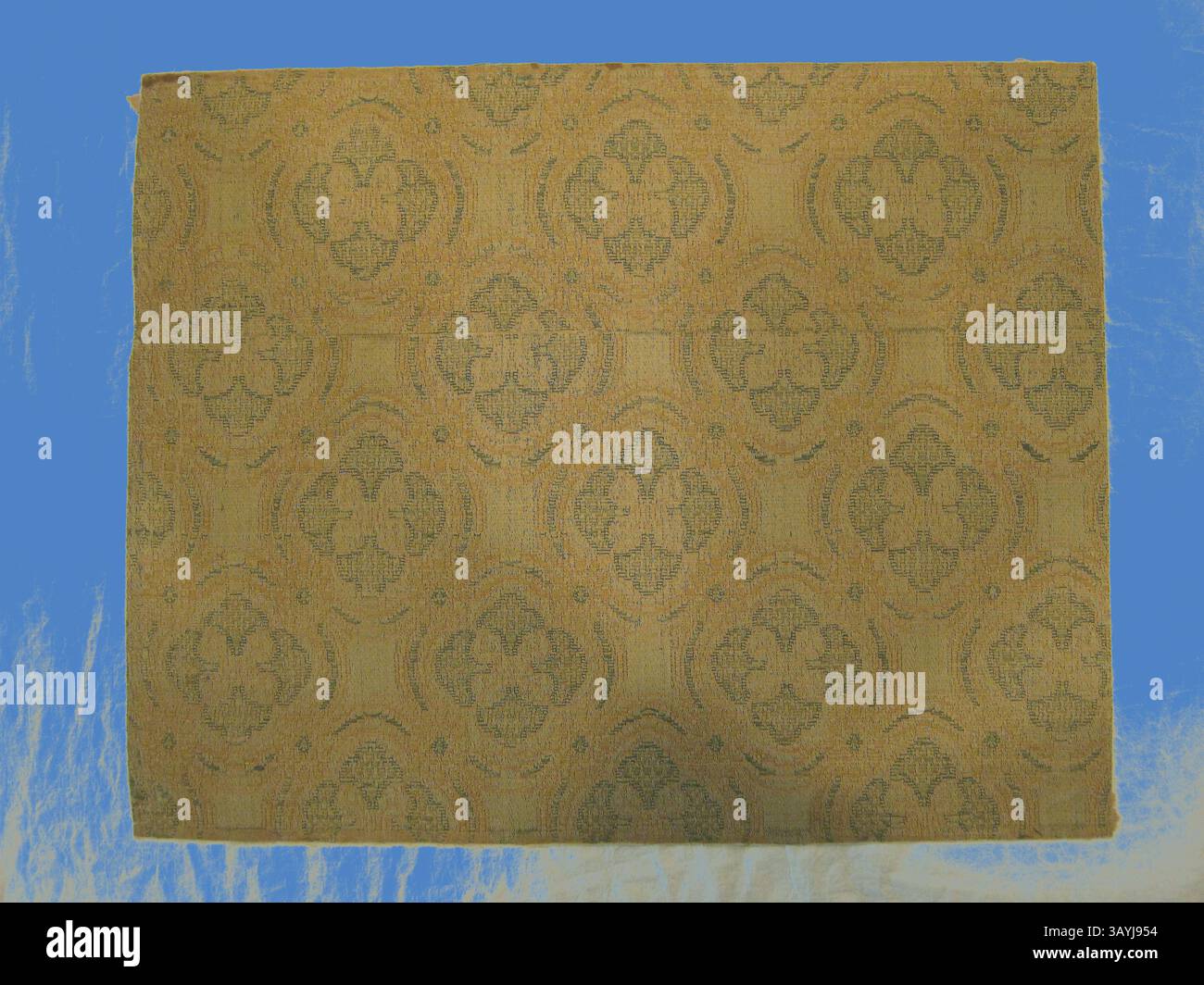 Un tessuto testurizzato caratterizzato da un intricato motivo floreale in tonalità morbide e morbide che creano un senso di eleganza e raffinatezza. Frammento, periodo Edo (1615-1868), 1775/1800, Cina, Giappone, elegante carta satinata, seta e dorata, 2 strisce da a m.m., 20,6 x 26 cm (8 1/8 x 1/4 pollici) (per vecchia scheda) Arte classica con un tocco moderno reinventata da Artotop Foto Stock