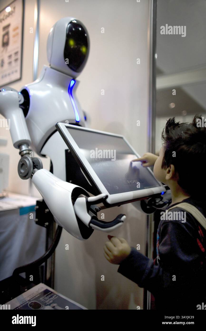 La prima fiera dei robot si è tenuta a Tokyo-Giappone l'11 ottobre 2008. I principali costruttori di roboto hanno mostrato il loro lavoro in questo luogo. Questi robot lavorano principalmente per le aziende come receptionist e si trovano vicino all'ingresso dell'ufficio. Ci sono due tipi di robot: Quello, fatto di plastica bianca e dura, e l'umanoide (umano significa persona: Il robot assomiglia ad un essere umano a causa della pelle di lattice. (Immagine di credito: © Ton Koene/ZUMA Press) Foto Stock