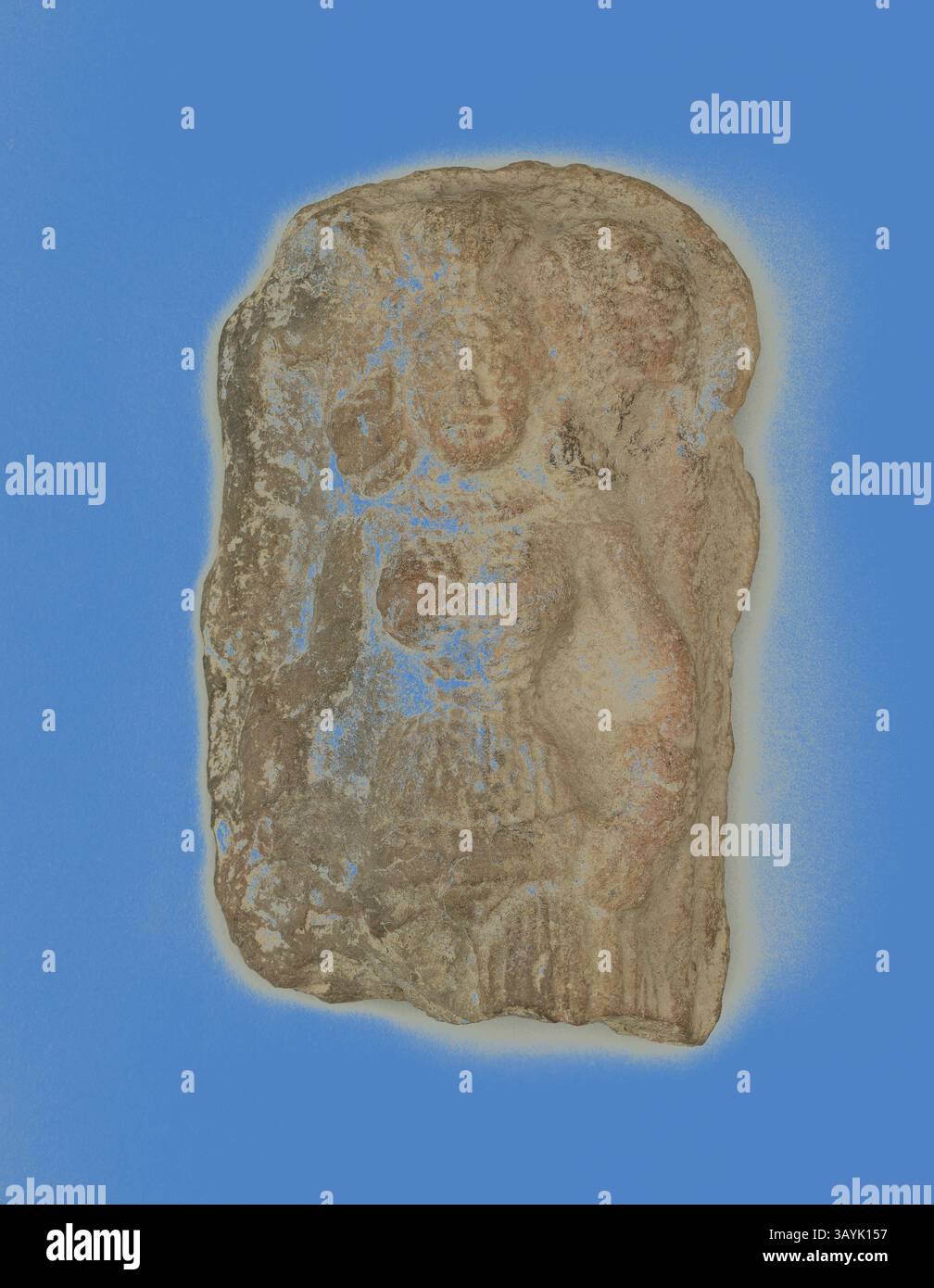 Un antico bassorilievo in pietra raffigura una figura in una posa intricata, che mostra dettagli e trame, forse rappresentando una divinità o un'icona culturale di un'epoca passata. Lo sfondo contrasta con il rilievo, esaltandone il significato storico e artistico. Donna con copricapo, periodo Mauryan, i secolo a.C., India, Uttar Pradesh, Mathura, Uttar Pradesh, argilla micacea rossa stampata, 9,7 x 6,1 x 2,8 cm (3 13/16 x 2 3/8 x 1 1/8 pollici) Arte classica con un tocco moderno reinventata da Artotop Foto Stock