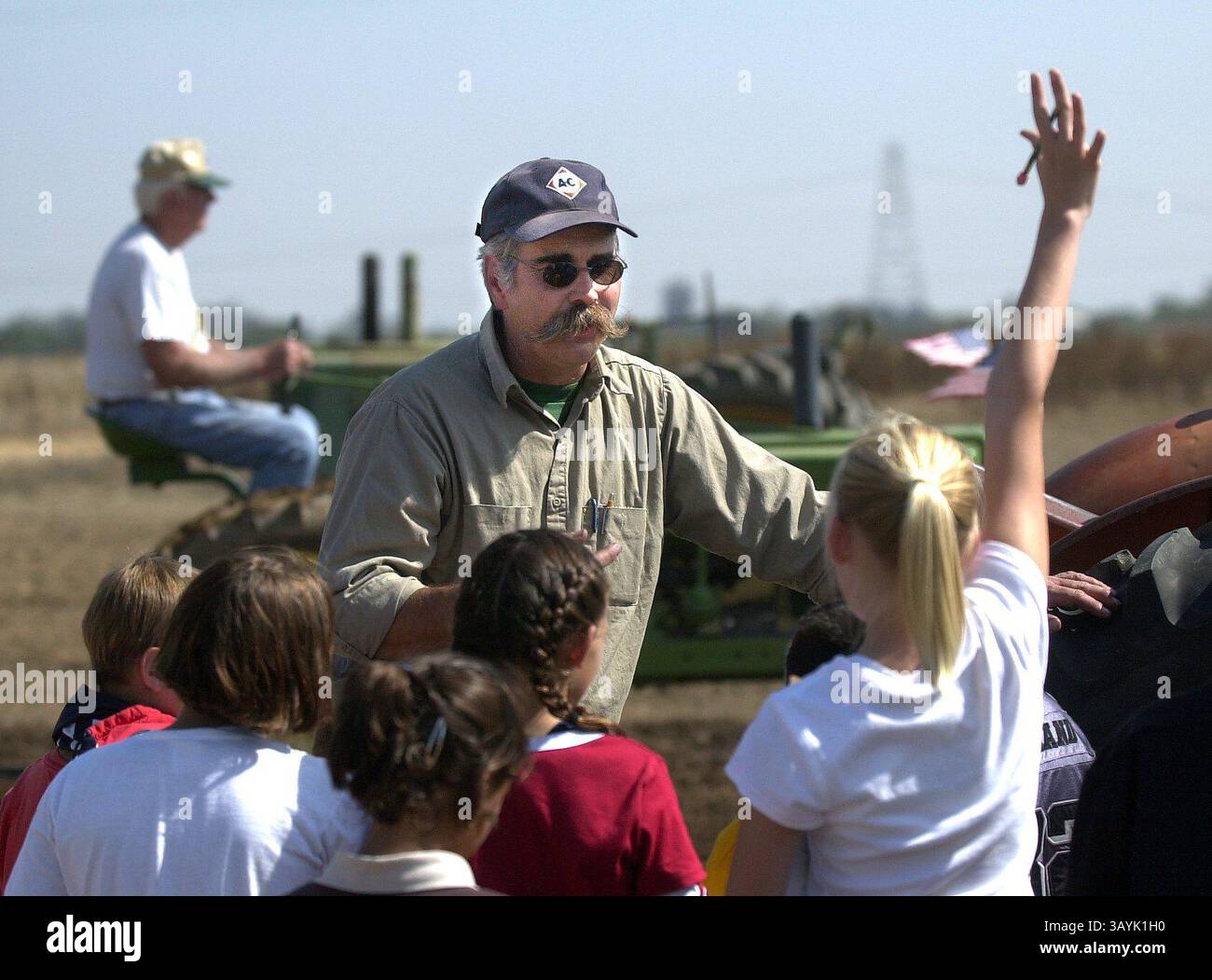 LEDE: Jim Headd (cq) educa un gruppo di quinta classe della Valley Oaks Elementary School sul mondo dei trattori antichi al McFarland Ranch venerdì 3 ottobre 2003. Un pezzo di storia ha preso vita il venerdì, quando centinaia di giovani della zona di Galt hanno dato un'occhiata pratica al mondo dei trattori antichi, dei motori a gas e della vita nella fattoria decenni fa. Dalle macchine utilizzate per macinare il mais e quelle utilizzate per trecciare le corde, ai trattori che fanno da padrone e ai motori del colosso utilizzati per la maggior parte delle sfaccettature della vita, l'evento storico vivente ha fatto luce sulle fondamenta della società moderna di oggi. Il Sacramento B. Foto Stock