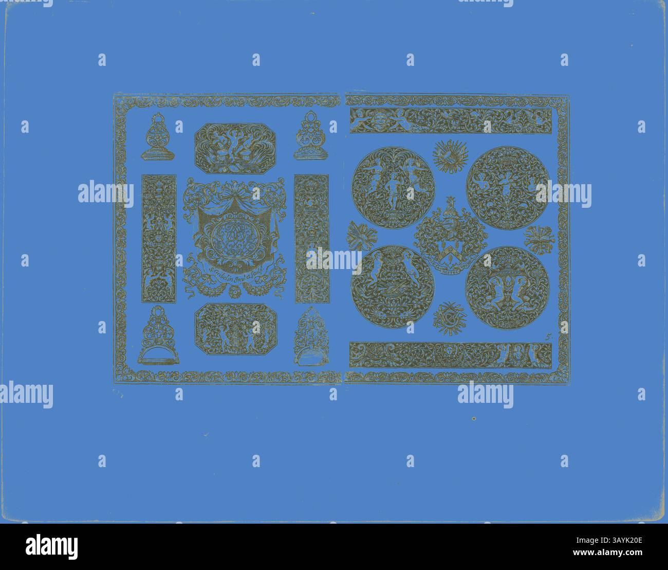 Una collezione di intricate illustrazioni con disegni ornamentali, motivi floreali e vari motivi simbolici disposti simmetricamente su un vivace sfondo blu. Placca cinque, da Book of Ornament, 1704, Simon Gribelin II, francese, 1661-1733, Francia, incisione su carta, 132 x 207 mm (fosforo/piastra), 233 x 296 mm (foglio) Arte classica con un tocco moderno reinventata da Artotop Foto Stock