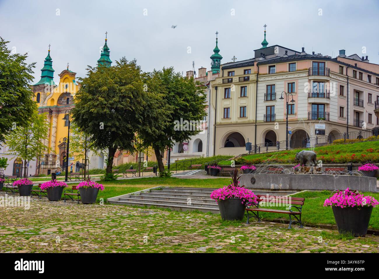 Case colorate in piazza Rynek a Przemysl, Polonia. IMMAGINE Foto Stock