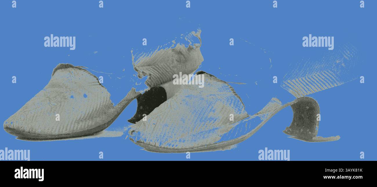 Un paio di scarpe con tacco vintage dal design unico, con tessuto testurizzato e una silhouette elegante su uno sfondo blu audace. Paio di scarpe, c.1770s, Inghilterra, pelle, seta, intreccio semplice, arte classica trapuntata con un tocco moderno reinterpretato da Artotop Foto Stock