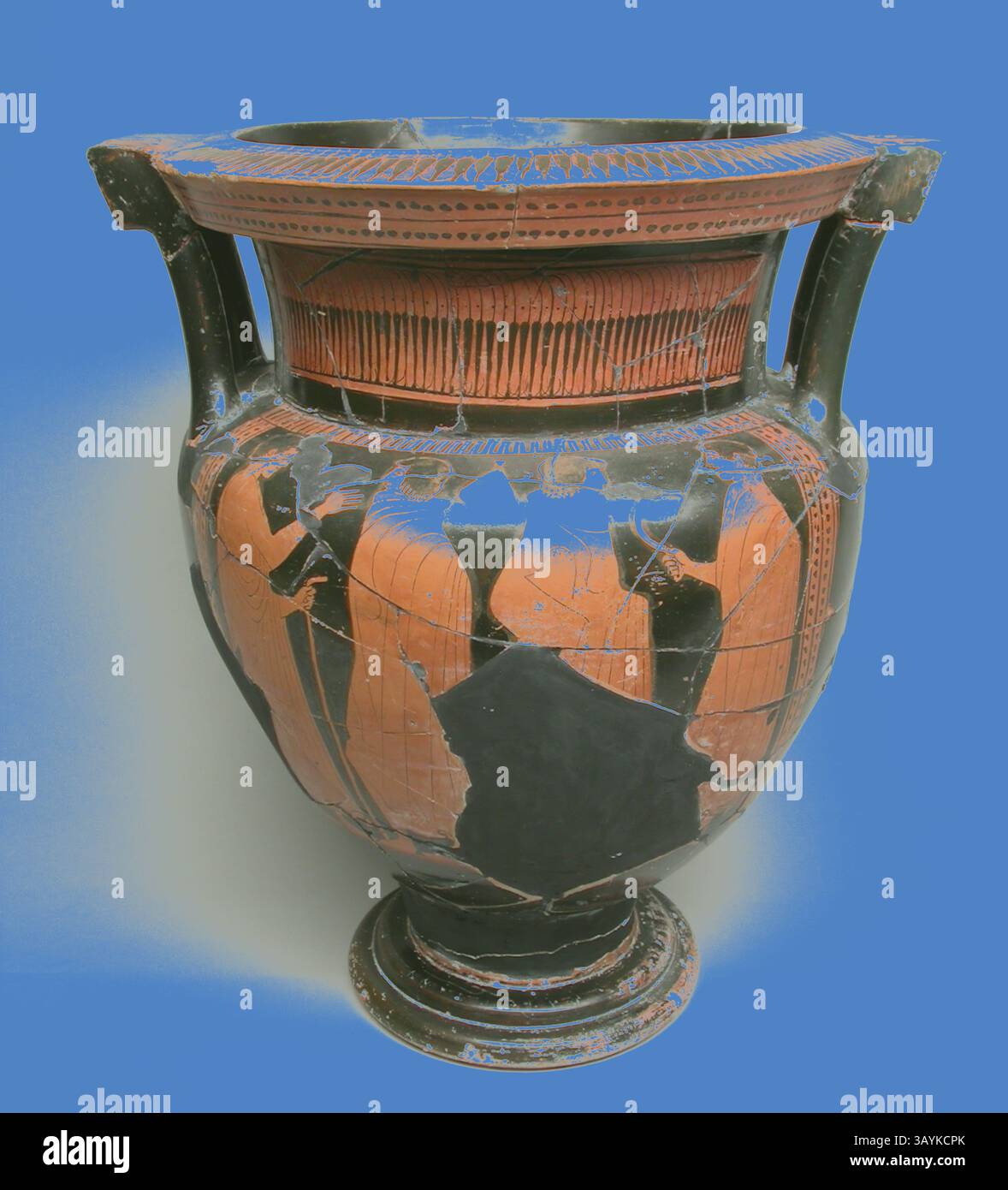 Un antico vaso caratterizzato da intricati motivi geometrici e figure che mostrano l'artigianato di un'epoca passata. Gli elementi decorativi della nave mettono in risalto sia l'arte che il significato culturale, rendendola un manufatto notevole. Colonna Krater (coppa di miscelazione), 460/450 a.C., greca, Atene, attribuita al pittore di Firenze, Grecia, terracotta, decorata con la tecnica della figura rossa, 41,3 x 34,9 x 28,6 cm (16 1/4 x 13 3/4 x 11 1/4 poll.) Arte classica con un tocco moderno reinventata da Artotop Foto Stock