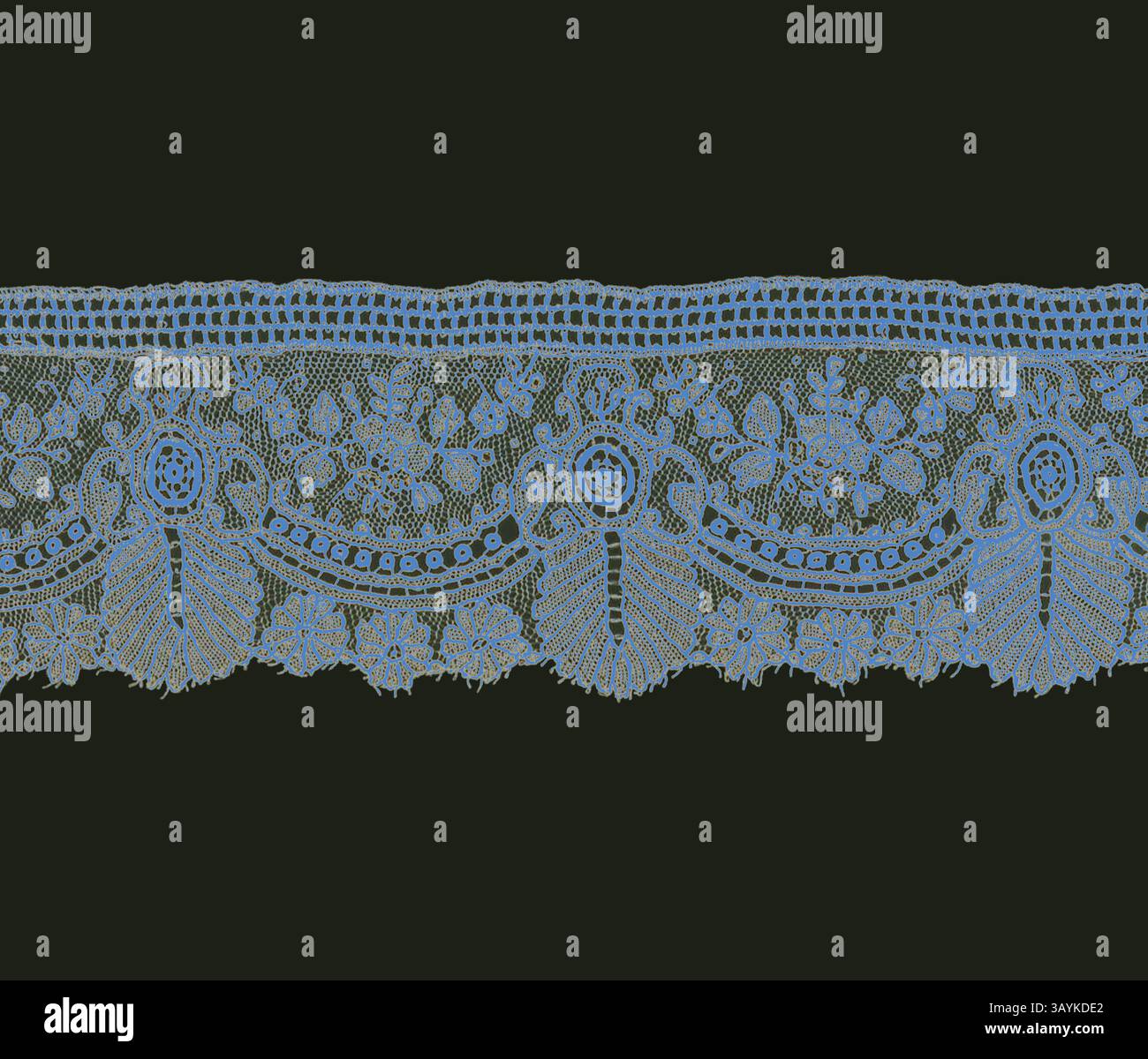 Una delicata finitura in pizzo impreziosita da intricati motivi floreali e a farfalla, che mettono in risalto la raffinata artigianalità e l'eleganza senza tempo. Borders, 1875/1900, Belgio, Belgio, cotone, pizzo ad ago di un tipo conosciuto come 'Point de Gaze arte classica con un tocco moderno reinventato da Artotop Foto Stock