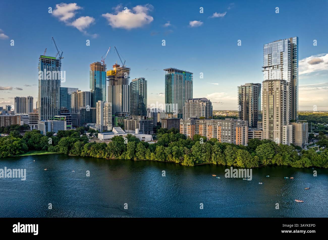 I lavori di costruzione sono in piena espansione nella zona di Rainey Street nel centro di Austin, Texas, con una mezza dozzina di grandi progetti in corso e in programma per il completamento Foto Stock