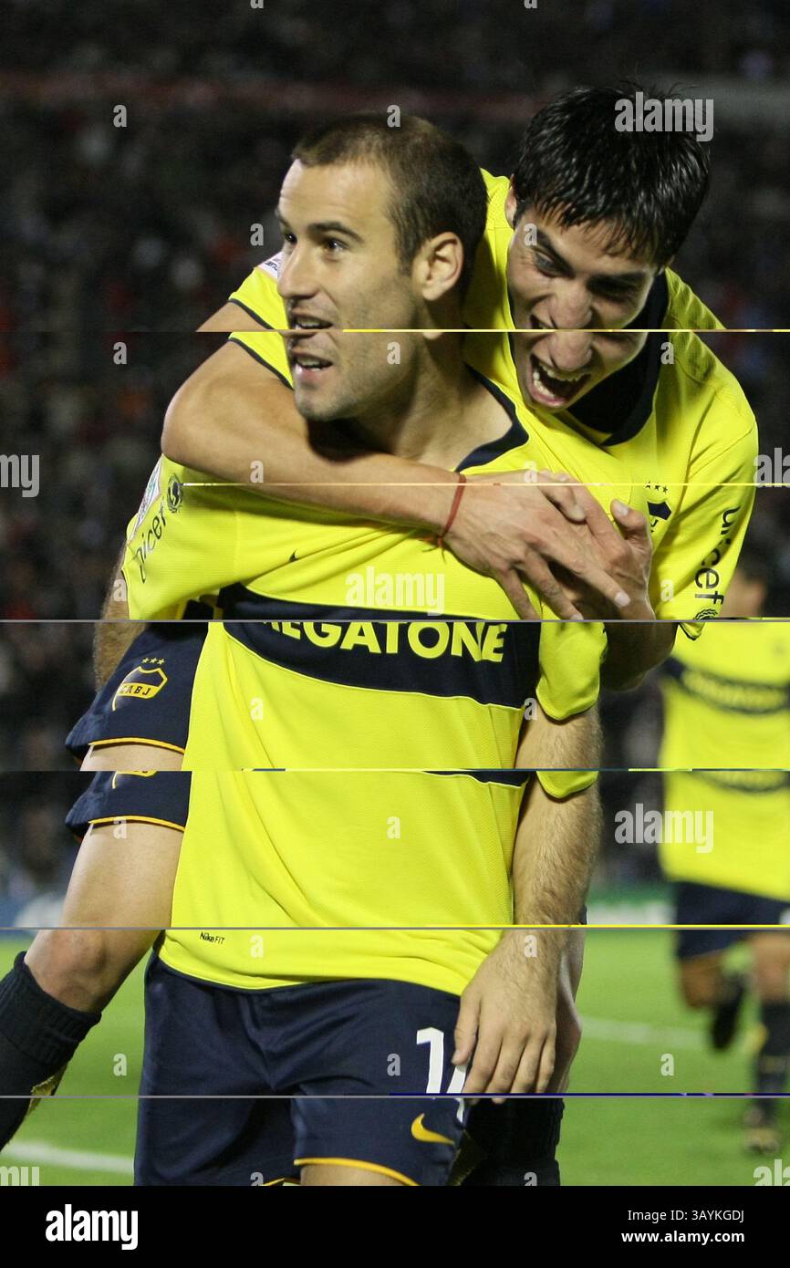 14 maggio 2009: Rodrigo Palacios e Gaitan del Boca Juniors celebrano il gol durante la partita che ha concluso Defensor Sporting (URY) 2 Boca Juniors (ARG) 2 durante la partita Copa Santander Libertadores al Centenario Stadium di Montevideo, Uruguay (URY). Sebastian Castillos/CSM Foto Stock