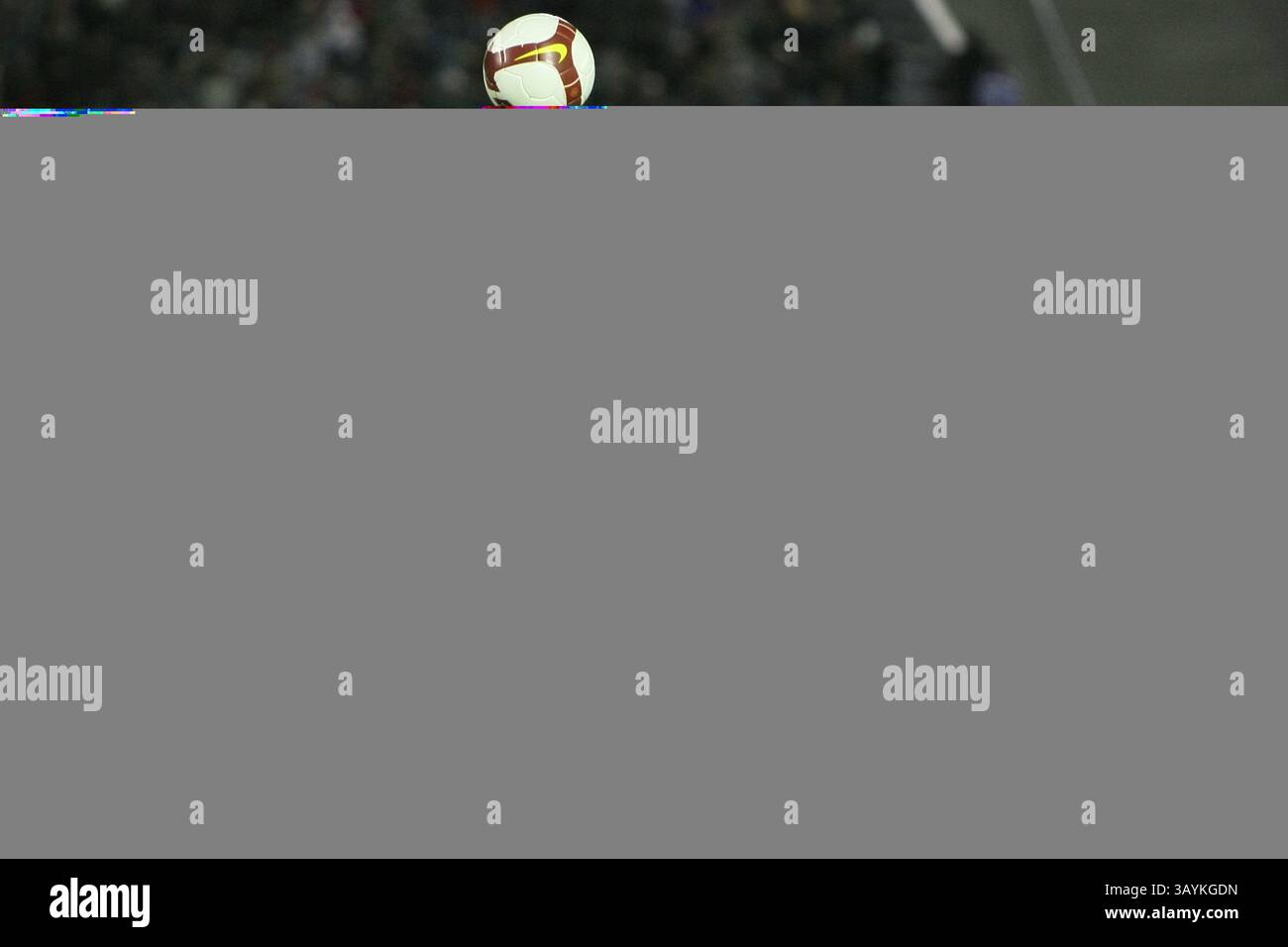 14 maggio 2009: Mora del Defensor Sporting e Gaitan del Boca Juniors corrono per il pallone durante la partita che ha concluso Defensor Sporting (URY) 2 Boca Juniors (ARG) 2 durante la Copa Santander Libertadores match al Centenario Stadium, Montevideo, Uruguay (URY). Sebastian Castillos/CSM Foto Stock