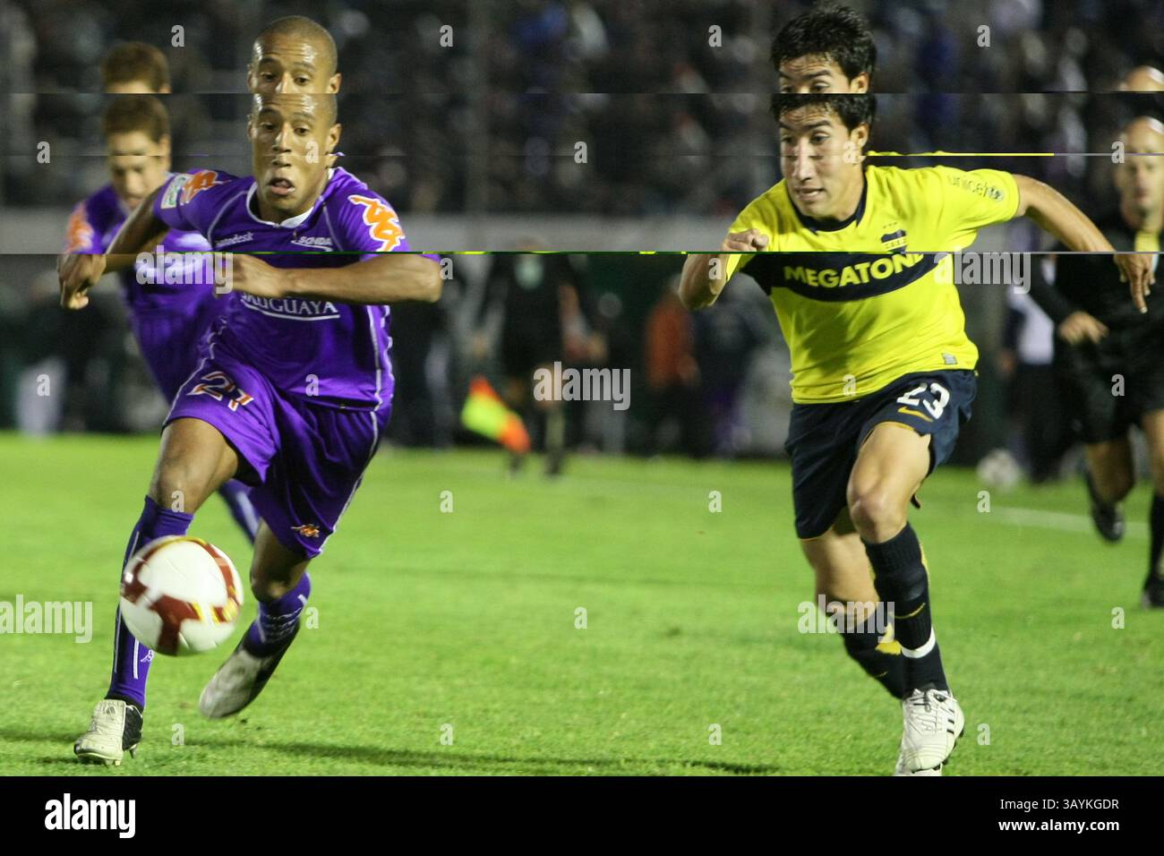14 maggio 2009: Pintos del Defensor Sporting e Gaitan del Boca Juniors combattono per il pallone durante la partita che ha concluso Defensor Sporting (URY) 2 Boca Juniors (ARG) 2 durante la Copa Santander Libertadores match al Centenario Stadium di Montevideo, Uruguay (URY). Sebastian Castillos/CSM Foto Stock