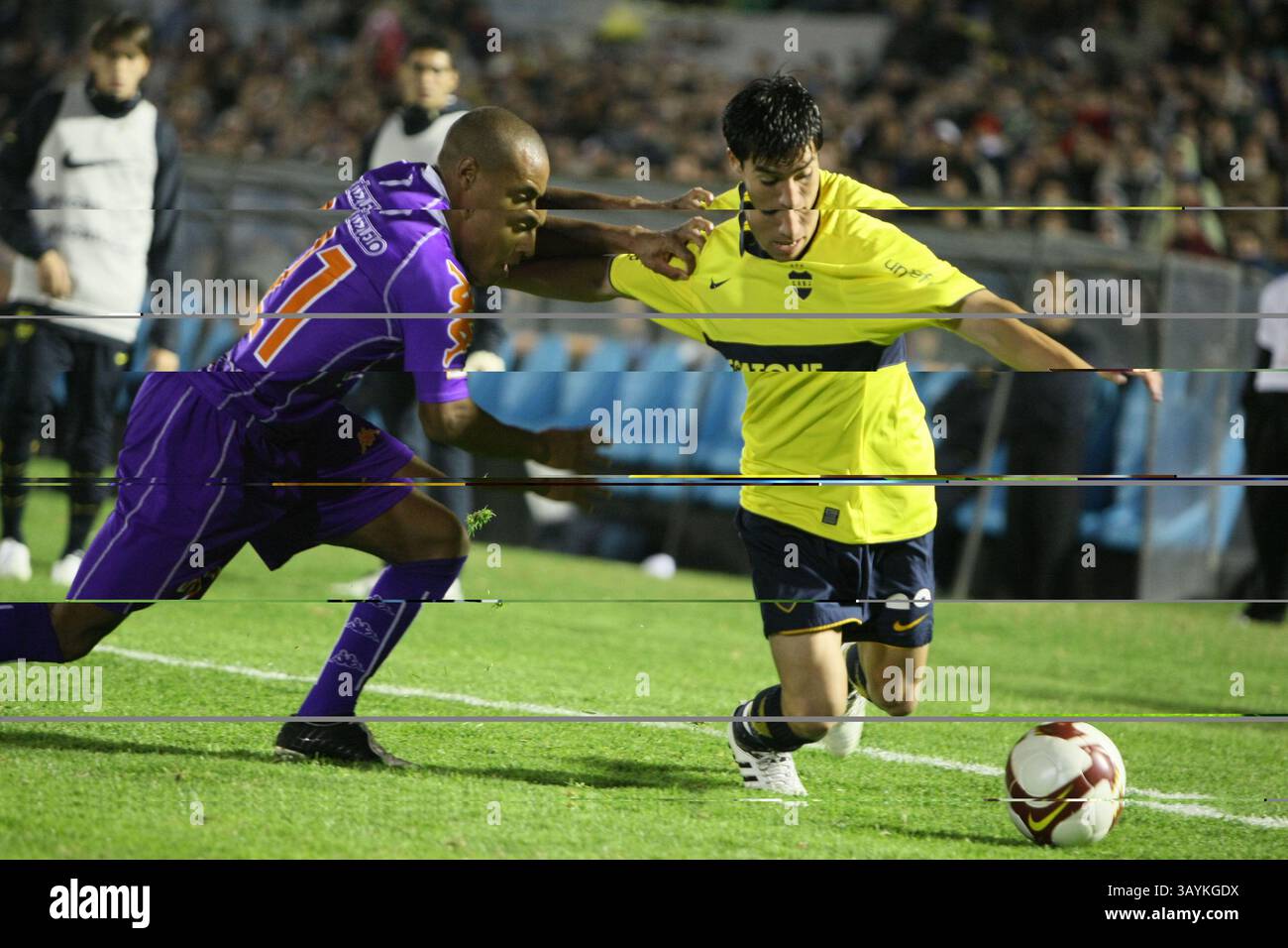 14 maggio 2009: Pintos del Defensor Sporting e Gaitan del Boca Juniors combattono per il pallone durante la partita che ha concluso Defensor Sporting (URY) 2 Boca Juniors (ARG) 2 durante la Copa Santander Libertadores match al Centenario Stadium di Montevideo, Uruguay (URY). Sebastian Castillos/CSM Foto Stock