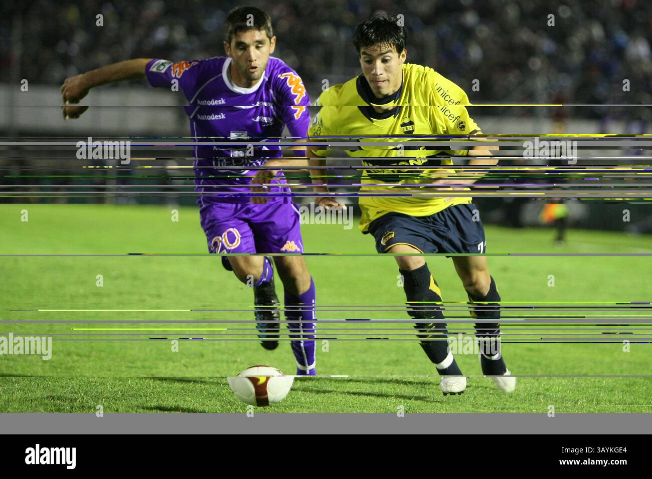 14 maggio 2009: Alvaro Navarro del Defensor Sporting e Gaitan del Boca Juniors durante la partita che ha chiuso Defensor Sporting (URY) 2 Boca Juniors (ARG) 2 durante la Copa Santander Libertadores match al Centenario Stadium di Montevideo, Uruguay (URY). Sebastian Castillos/CSM Foto Stock