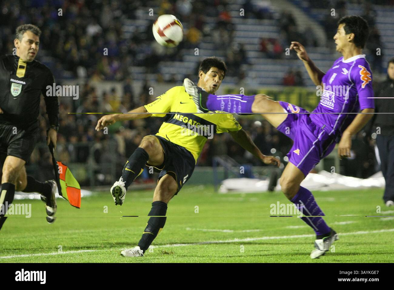14 maggio 2009: Curbelo del Defensor Sporting e Ibarra del Boca Juniors combattono per il pallone durante il match che ha concluso Defensor Sporting (URY) 2 Boca Juniors (ARG) 2 durante la Copa Santander Libertadores match al Centenario Stadium di Montevideo, Uruguay (URY). Sebastian Castillos/CSM Foto Stock