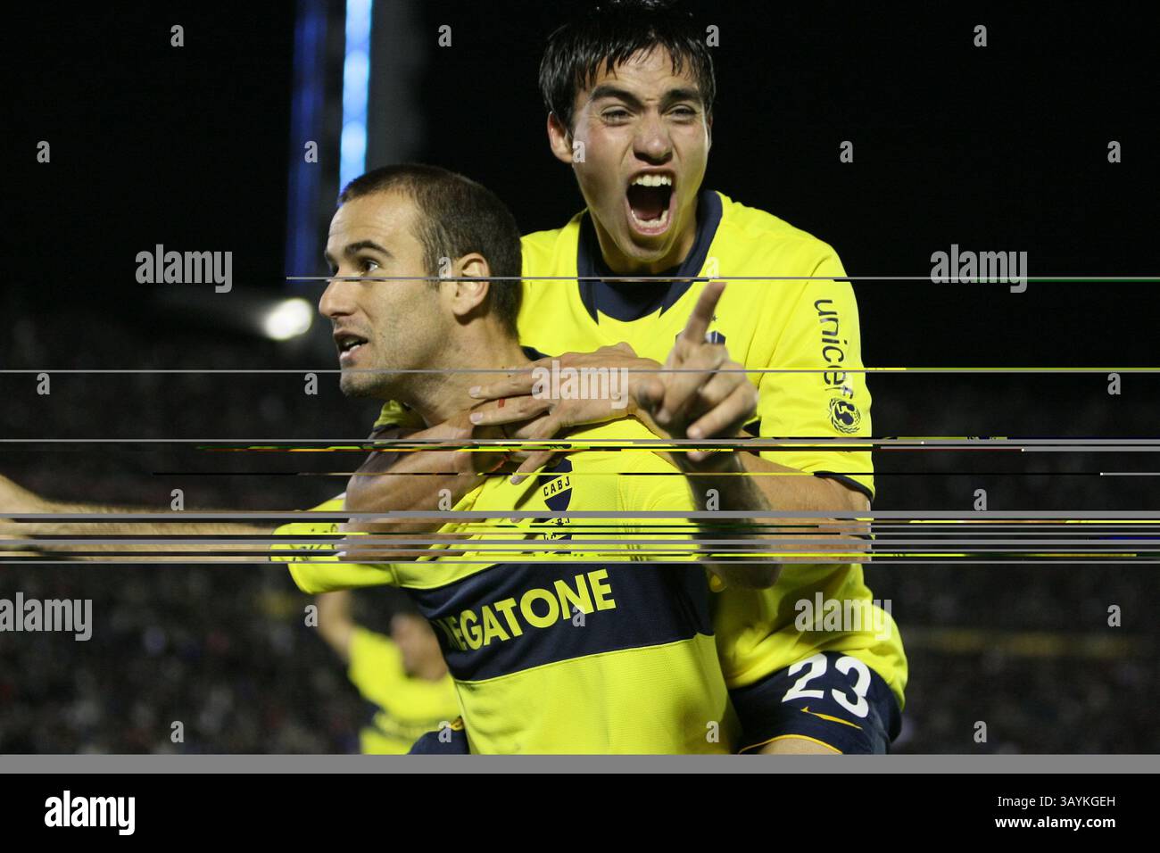14 maggio 2009: L'attaccante del Boca Juniors Rodrigo Palacios e il suo compagno di squadra Gaitan celebrano il gol durante la partita che ha concluso Defensor Sporting (URY) 2 Boca Juniors (ARG) 2 durante la partita di Copa Santander Libertadores al Centenario Stadium di Montevideo, Uruguay (URY). Sebastian Castillos/CSM Foto Stock