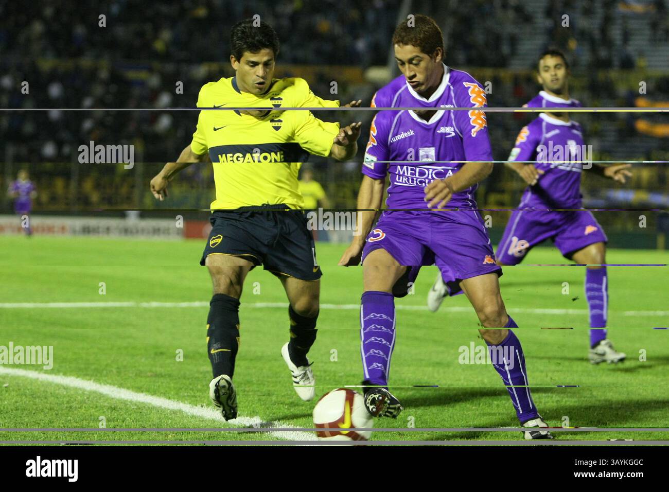 14 maggio 2009: Ibanez del Defensor Sporting e Ibarra del Boca Juniors combattono per il pallone durante il match che ha concluso Defensor Sporting (URY) 2 Boca Juniors (ARG) 2 durante la Copa Santander Libertadores match al Centenario Stadium di Montevideo, Uruguay (URY). Sebastian Castillos/CSM Foto Stock
