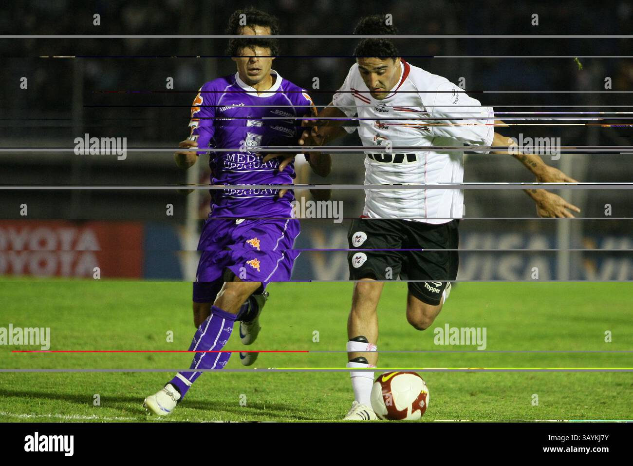28 maggio 2009: L'attaccante dell'Estudiantes Juan Salgueiro controlla la palla durante la partita che ha chiuso Defensor Sporting (URY) 0 Estudiantes De la Plata (ARG) 1 durante la partita Copa Santander Libertadores al Centenario Stadium di Montevideo, Uruguay (URY). Sebastian Castillos/CSM Foto Stock