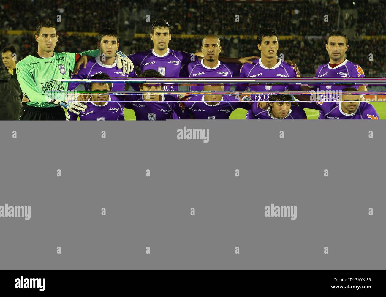28 maggio 2009: I giocatori del Defensor Sporting in posa per i fotografi durante la partita che ha concluso il Defensor Sporting (URY) 0 Estudiantes De la Plata (ARG) 1 durante la Copa Santander Libertadores Match al Centenario Stadium di Montevideo, Uruguay (URY). Sebastian Castillos/CSM Foto Stock