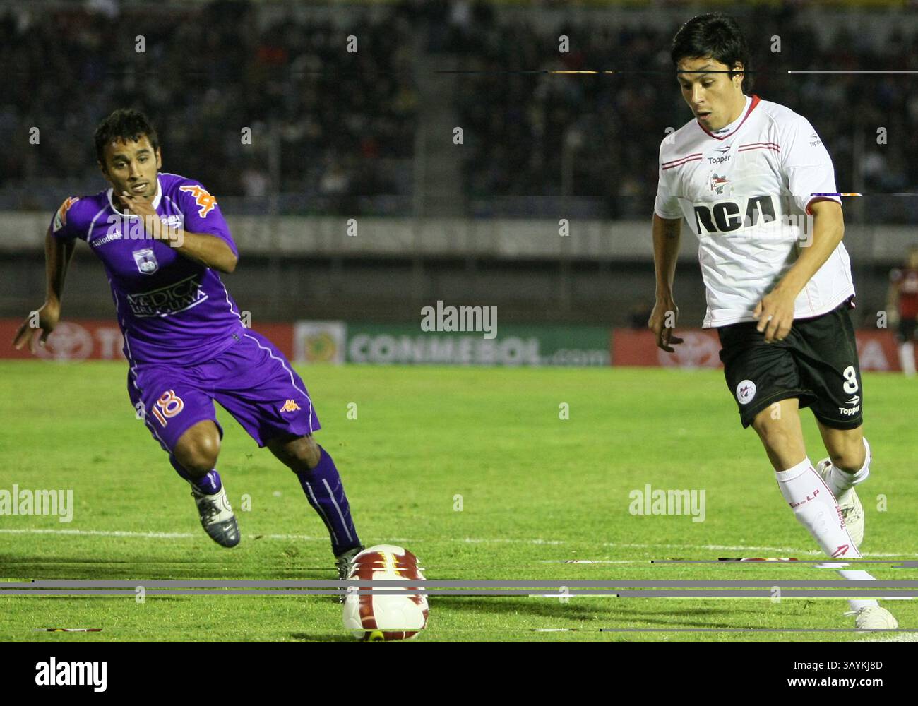 28 maggio 2009: Amado del Defensor Sporting corre per rubare il pallone durante la partita che ha concluso Defensor Sporting (URY) 0 Estudiantes De la Plata (ARG) 1 durante la Copa Santander Libertadores match al Centenario Stadium di Montevideo, Uruguay (URY). Sebastian Castillos/CSM Foto Stock