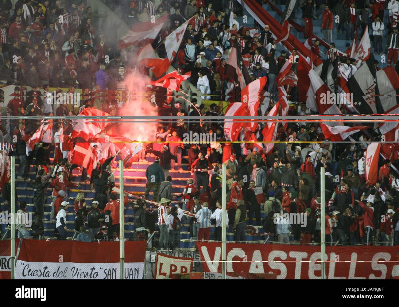 28 maggio 2009: I fanatici dell'Estudiantes con bandiere e bagliori durante la partita che ha concluso Defensor Sporting (URY) 0 Estudiantes De la Plata (ARG) 1 durante la partita Copa Santander Libertadores al Centenario Stadium di Montevideo, Uruguay (URY). Sebastian Castillos/CSM Foto Stock