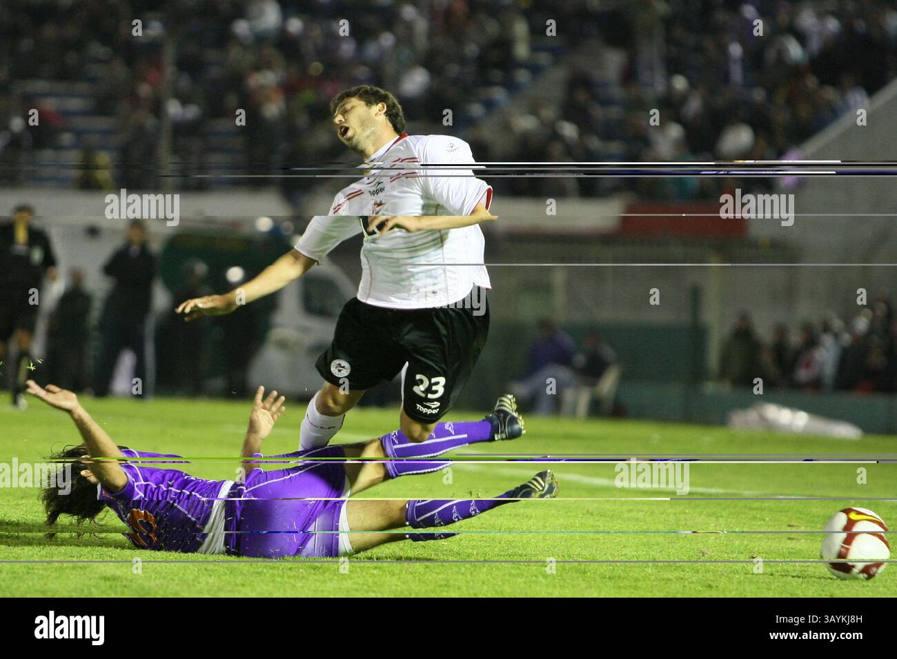 28 maggio 2009: Julio Marchant del Defensor Sporting abbatte il Grana dell'Estudiantes durante la partita che ha chiuso Defensor Sporting (URY) 0 Estudiantes De la Plata (ARG) 1 durante la Copa Santander Libertadores match al Centenario Stadium di Montevideo, Uruguay (URY). Sebastian Castillos/CSM Foto Stock