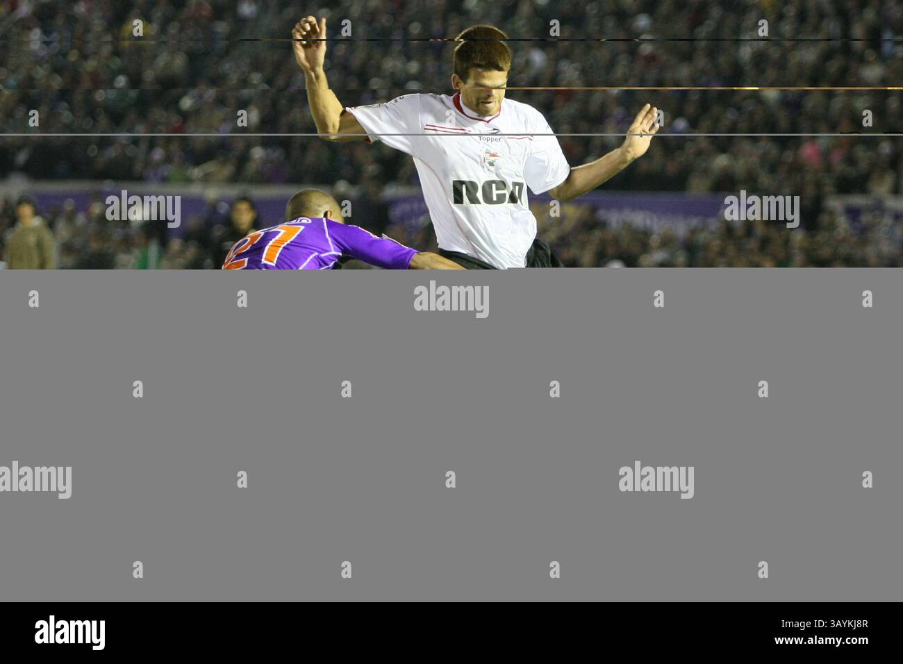28 maggio 2009: Pintos del Defensor Sporting e il suo rivale combattono per il pallone durante la partita che ha concluso Defensor Sporting (URY) 0 Estudiantes De la Plata (ARG) 1 durante la Copa Santander Libertadores match al Centenario Stadium di Montevideo, Uruguay (URY). Sebastian Castillos/CSM Foto Stock