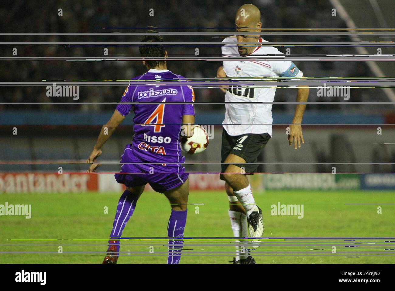 28 maggio 2009: Risso del Defensor Sporting e Juan Sebastian Veron del capitano degli Estudiantes durante la partita che ha chiuso Defensor Sporting (URY) 0 Estudiantes De la Plata (ARG) 1 durante la Copa Santander Libertadores match al Centenario Stadium di Montevideo, Uruguay (URY). Sebastian Castillos/CSM Foto Stock