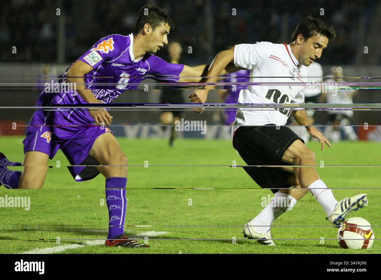 28 maggio 2009: Curbelo del Defensor Sporting e Juan Salgueiro dell'Estudiantes durante la partita che ha chiuso Defensor Sporting (URY) 0 Estudiantes De la Plata (ARG) 1 durante la Coppa Santander Libertadores al Centenario Stadium di Montevideo, Uruguay (URY). Sebastian Castillos/CSM Foto Stock