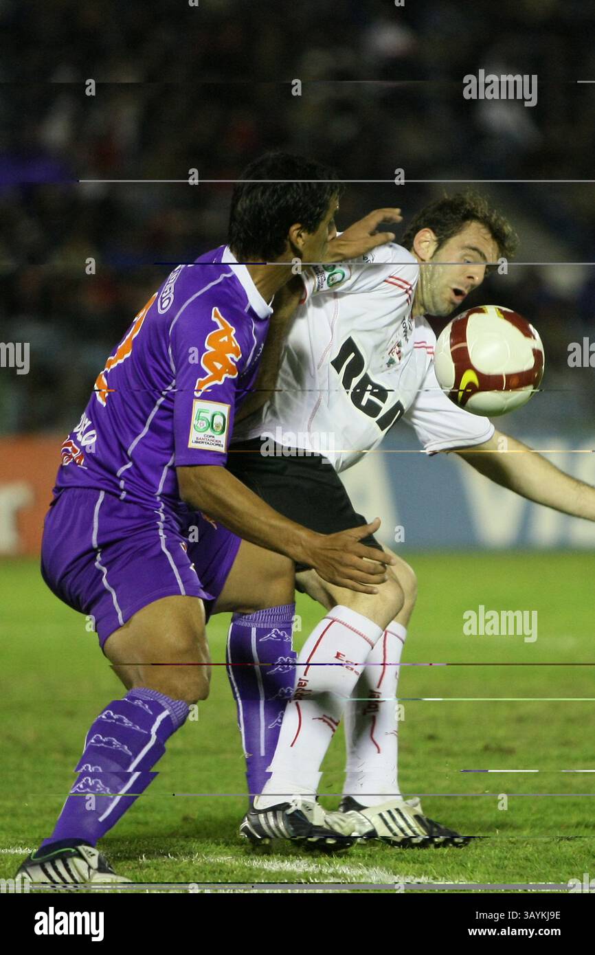 28 maggio 2009: Curbelo del Defensor Sporting e Boselli dell'Estudiantes durante la partita che ha chiuso Defensor Sporting (URY) 0 Estudiantes De la Plata (ARG) 1 durante la partita Copa Santander Libertadores al Centenario Stadium di Montevideo, Uruguay (URY). Sebastian Castillos/CSM Foto Stock