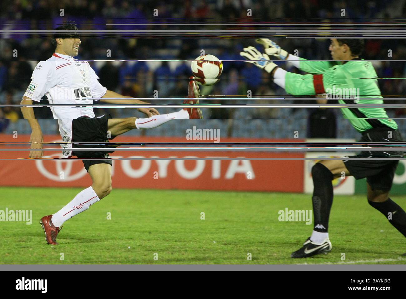 28 maggio 2009: Il portiere del Defensor Sporting Martin Silva prende il pallone durante la partita conclusiva del Defensor Sporting (URY) 0 Estudiantes De la Plata (ARG) 1 durante la partita Copa Santander Libertadores al Centenario Stadium di Montevideo, Uruguay (URY). Sebastian Castillos/CSM Foto Stock