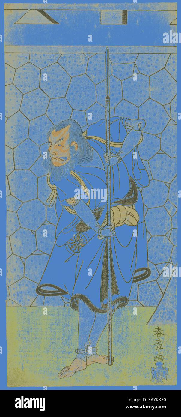 Una figura vestita di abbigliamento blu si erge in una posa dinamica, con una lancia. Con una barba sorprendente e un'espressione intensa, il personaggio appare pronto e vigile su uno sfondo di motivi esagonali, suggerendo temi di forza e prontezza. L'attore Matsumoto Koshiro III nel ruolo di Kikuchi Hyogo Narikage nella commedia Katakiuchi Chuko Kagami, eseguita al Teatro Nakamura nel sesto mese, 1770, c. 1770, Katsukawa Shunsho 勝川 春章, giapponese, 1726-1792, Giappone, colore xilografia, hosoban, secondo foglio da sinistra in composizione di quattro fogli, 31,6 x 14,3 cm (12 7/16 x 5 5/8 poll.) Classico Foto Stock