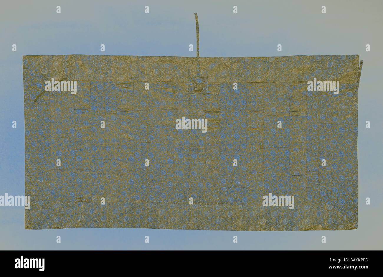 Un tessuto a motivi geometrici caratterizzato da intricati motivi floreali in blu su sfondo tenue, con una semplice cravatta sulla parte superiore per appendere o fissare. Kesa, XVIII secolo, periodo Edo (1615-1868), Giappone, strisce di carta dorata e seta, intrecci di twill e raso con trama a motivi supplementari, 205,9 x 107,4 cm (81 x 42 1/4 pollici) Arte classica con un tocco moderno reinventata da Artotop Foto Stock