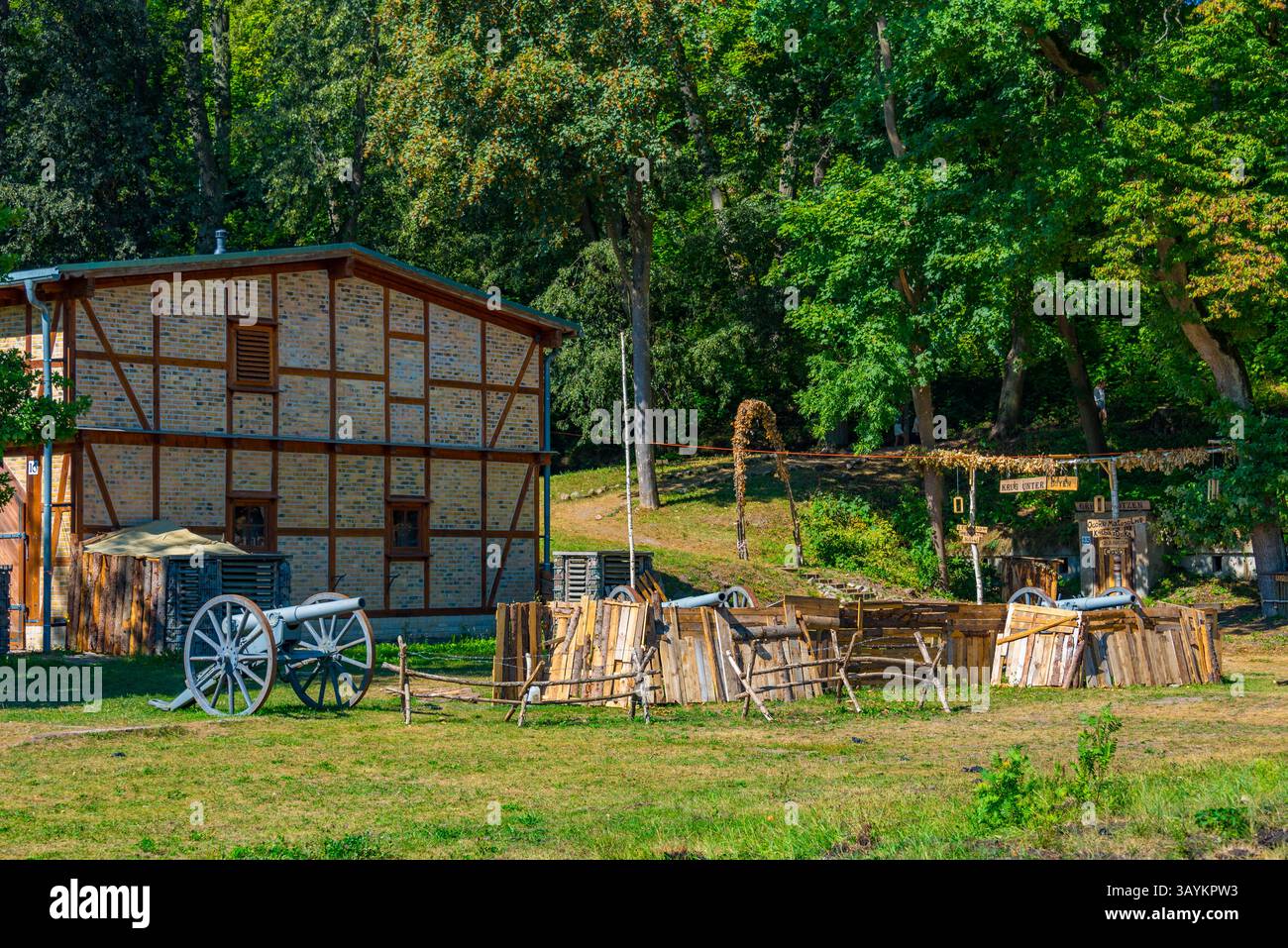 Giorno d'estate alla fortezza di Boyen a Gizycko, Polonia. IMMAGINE Foto Stock