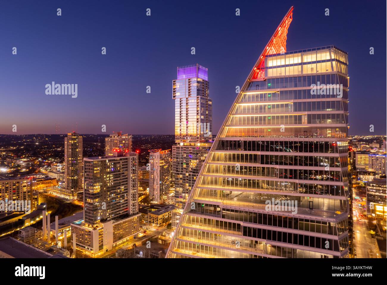 Vista aerea dell'edificio "Sail" di Google nel centro di Austin, Texas, con lo sviluppo di Seaholm e The Independent sullo sfondo. Foto Stock