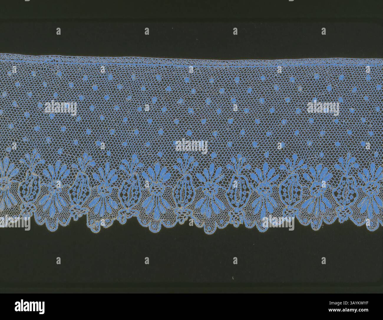 Delicata finitura in pizzo con fantasie floreali e disegni punteggiati, che trasudano eleganza e artigianalità. Confine, 1800/25, Francia, lino e crine, pizzo ad ago del tipo noto come 'Point d'Argentan' con una rete a maglia montata, 8,8 x 87,5 cm (3 1/2 x 34 1/2 poll.) Arte classica con un tocco moderno reinventata da Artotop Foto Stock