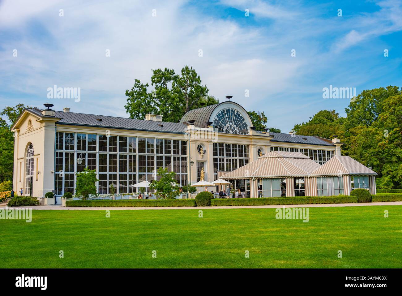 Nuovo edificio dell'Orangerie nel parco Lazienki di Varsavia, Polonia. IMMAGINE Foto Stock