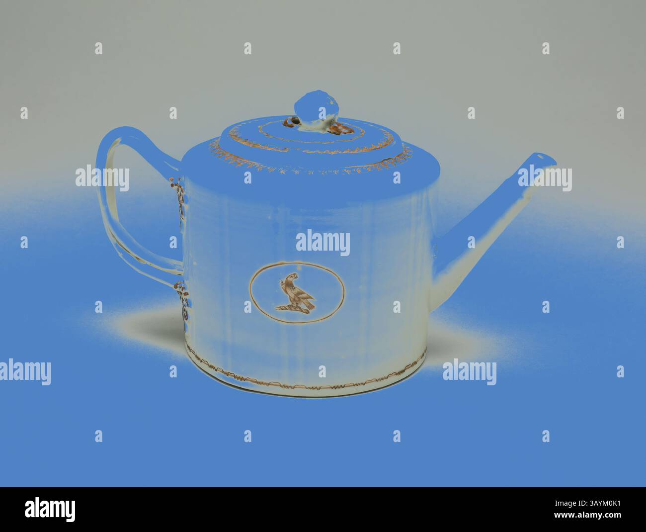 Una teiera delicata con dettagli eleganti e un'affascinante illustrazione a forma di uccello, sfoggia un design raffinato che aggiunge un tocco di raffinatezza a qualsiasi momento del tè. Teiera, c. 1790, Cina, cinese, prodotta per il mercato americano, Cina, porcellana, H.: 14,8 cm (5 13/16 poll.) Arte classica con un tocco moderno reinventata da Artotop Foto Stock