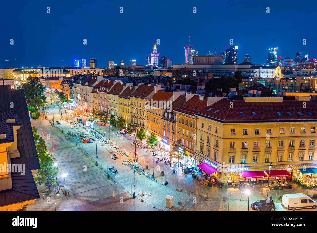 Veduta aerea della gente che cammina attraverso via krakowskie przedmiescie a Varsavia, Polonia. IMMAGINE Foto Stock