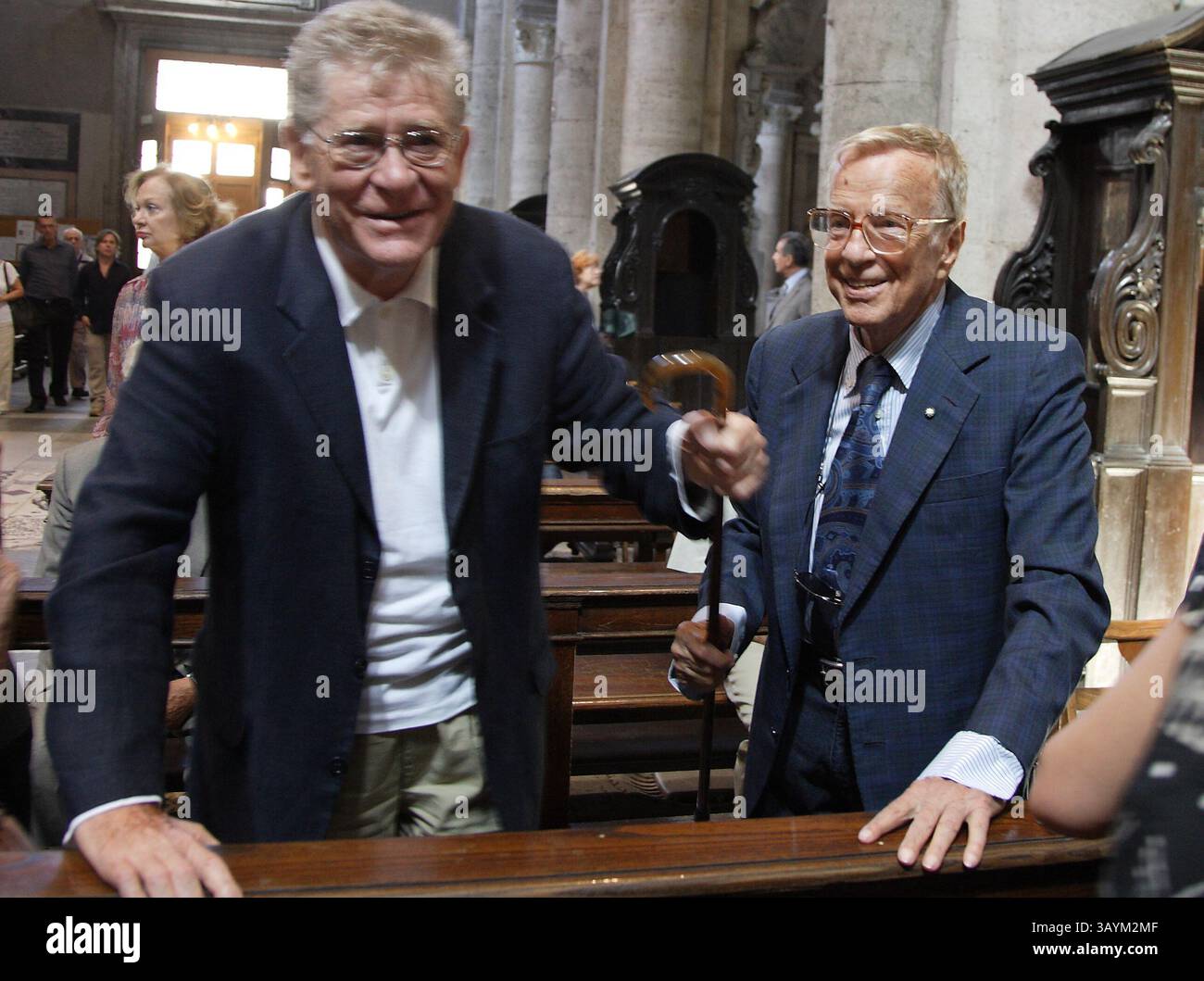 2 agosto 2010 - Roma, Italia - i registi italiani ERMANNO OLMI e FRANCO ZEFFIRELLI al servizio funebre dello sceneggiatore italiano Suso Cecchi D'amico (1914 - 2010) nella chiesa di Santa Maria del popolo a Roma. (Immagine di credito: © Evandro Inetti/ZUMApress.com) Foto Stock